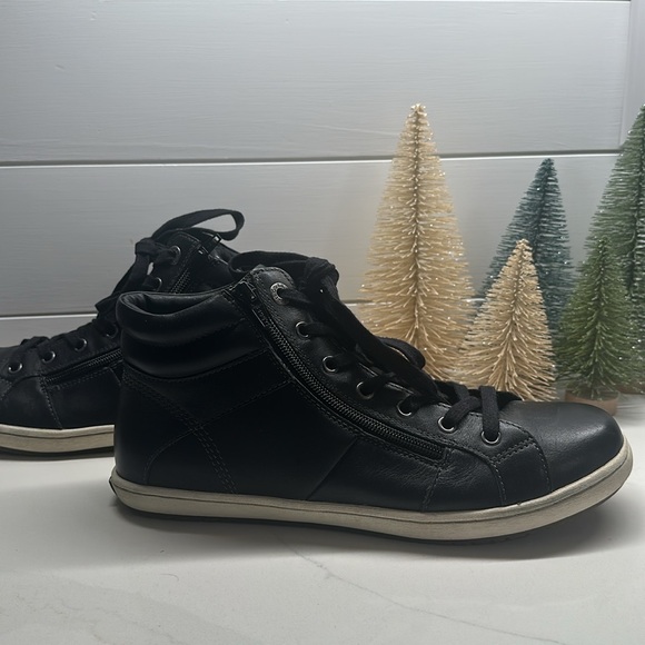 Taos Leather Women’s Shows - Picture 5 of 5